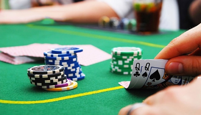Phân tích các yếu tố ảnh hưởng đến Poker C betting khi chơi?