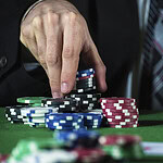 Tight trong Poker là lối chơi tập trung vào việc chọn lọc hand bài để tăng khả năng thắng cao